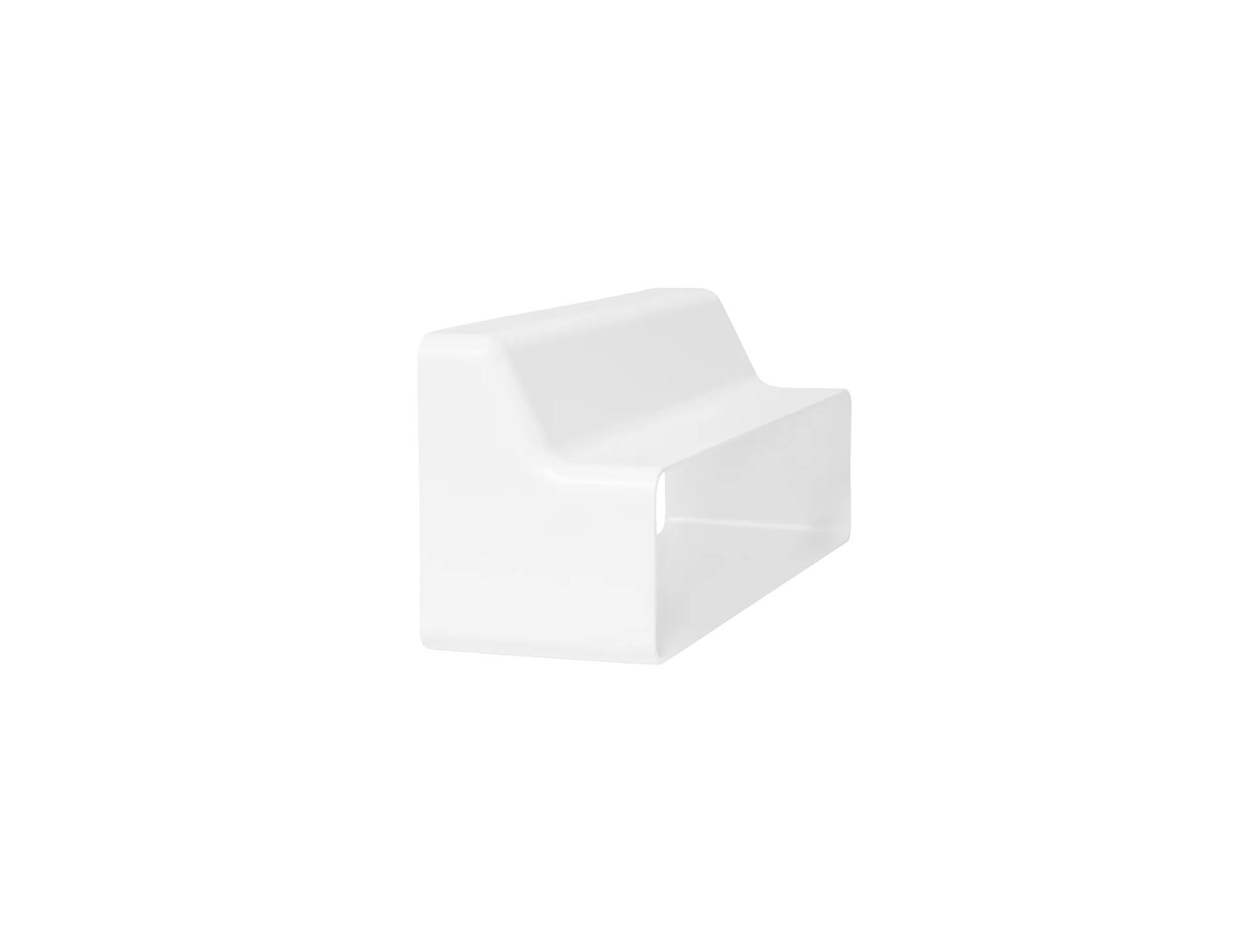 Un sofá de resina blanca minimalista sobre un fondo blanco.