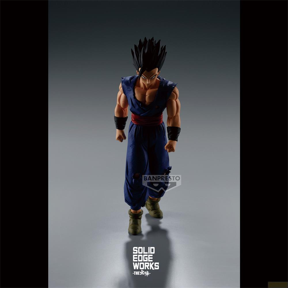 Eine detaillierte Figur von Gohan im blauen Kampfdruck mit roten Gürtel und schwarzen Haaren auf grauem Hintergrund.