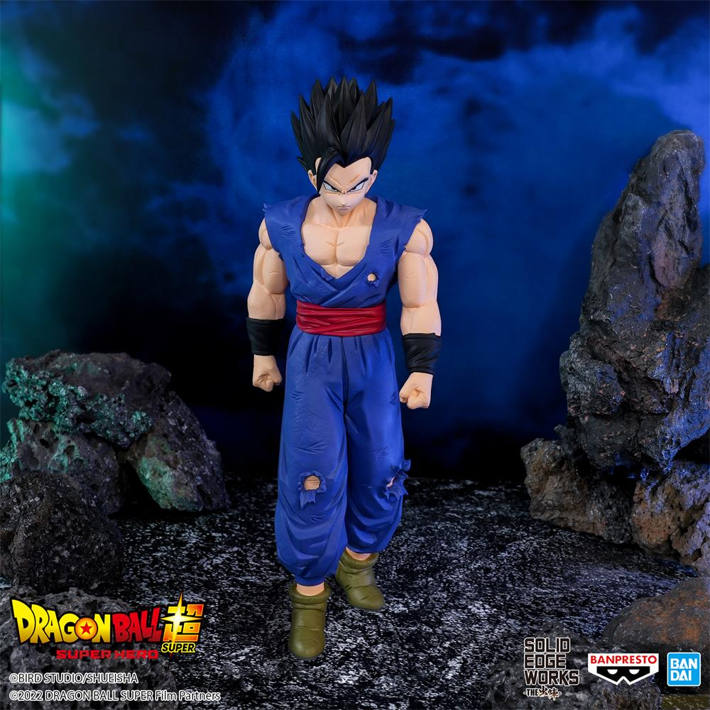 Eine Gohan-Figur in blauem Gi und roten Akzenten steht vor einer felsigen Kulisse.