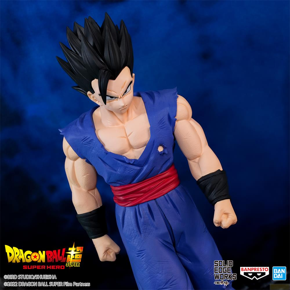 Eine muskulöse Gohan-Figur im blauen Gi mit rotem Gürtel und schwarzen Haaren vor dunkelblauem Hintergrund.