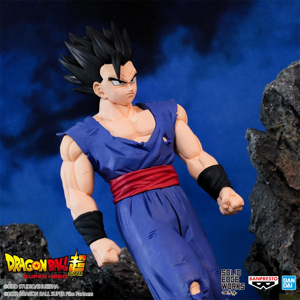 Eine muskulöse Gohan-Figur in blauer und roter Kleidung vor dunklem, felsigem und blauem Hintergrund.