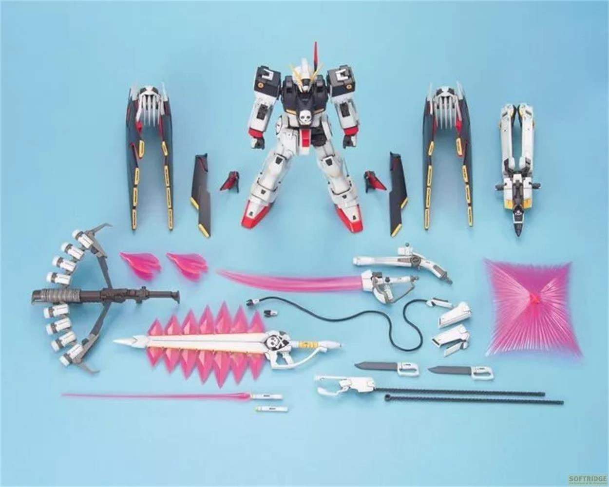 Eine Gundam-Roboter-Actionfigur mit verschiedenen Waffen, Rüstungsteilen und rosa Strahleneffekten vor blauem Hintergrund.