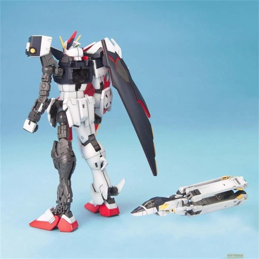 Eine teilweise montierte weiß-schwarz-rote Gundam-Figur steht vor blauem Hintergrund, mit einem separaten Teil daneben.