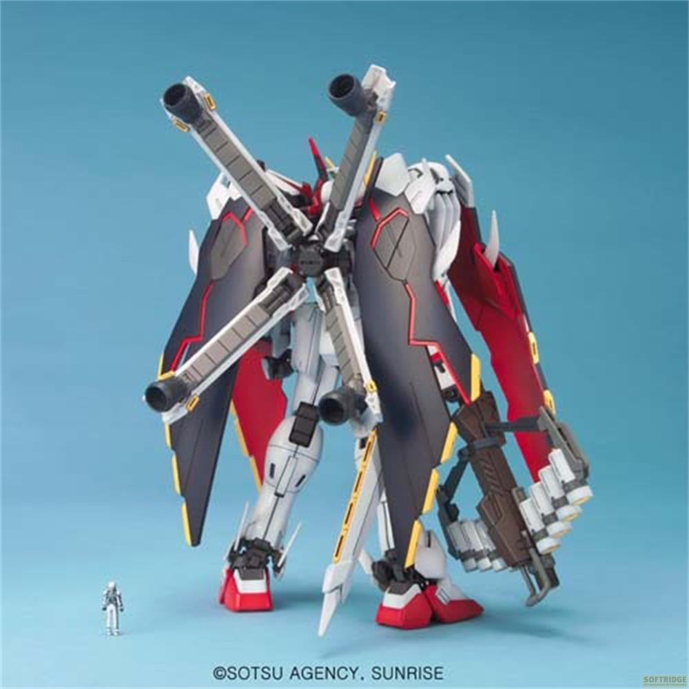 Rückansicht eines Gundam-Modells mit X-förmigen Flügeln und Waffen vor blauem Hintergrund.