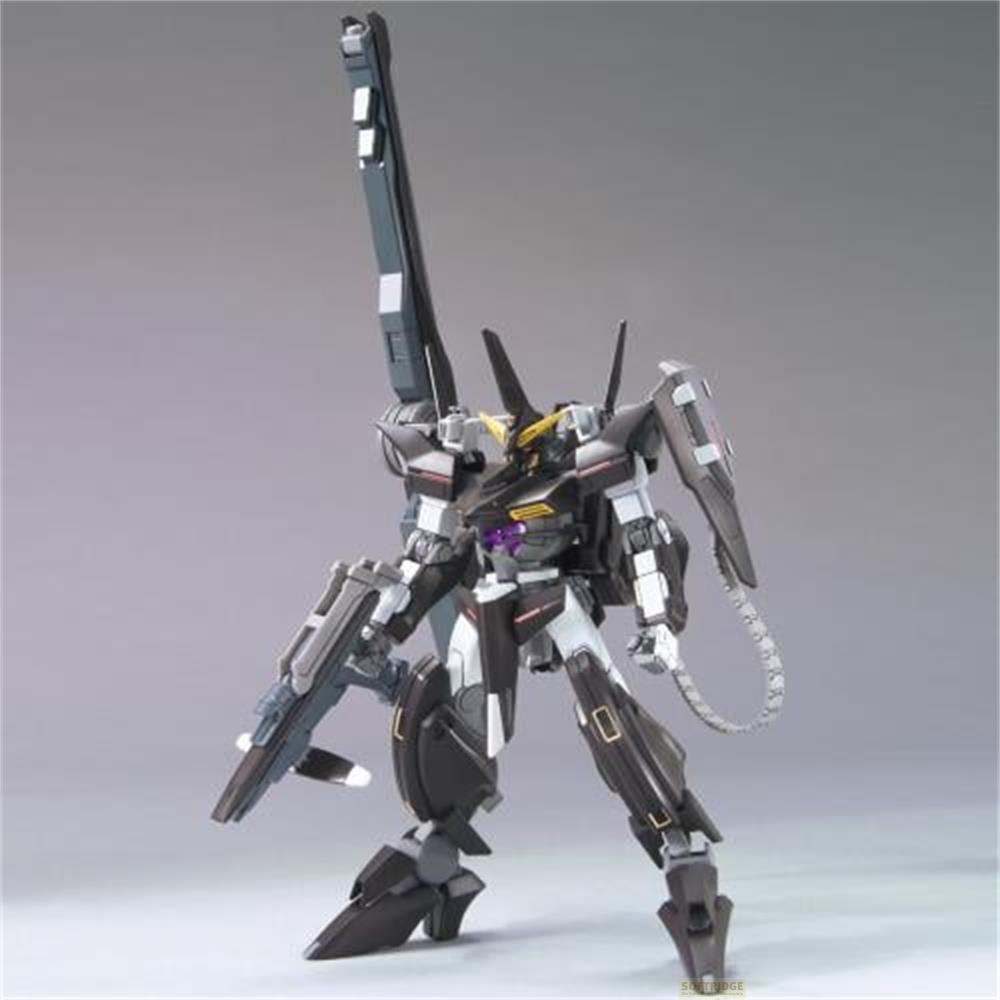 Eine schwarz-weiße Gundam-Actionfigur hält eine große Waffe vor grauem Hintergrund.