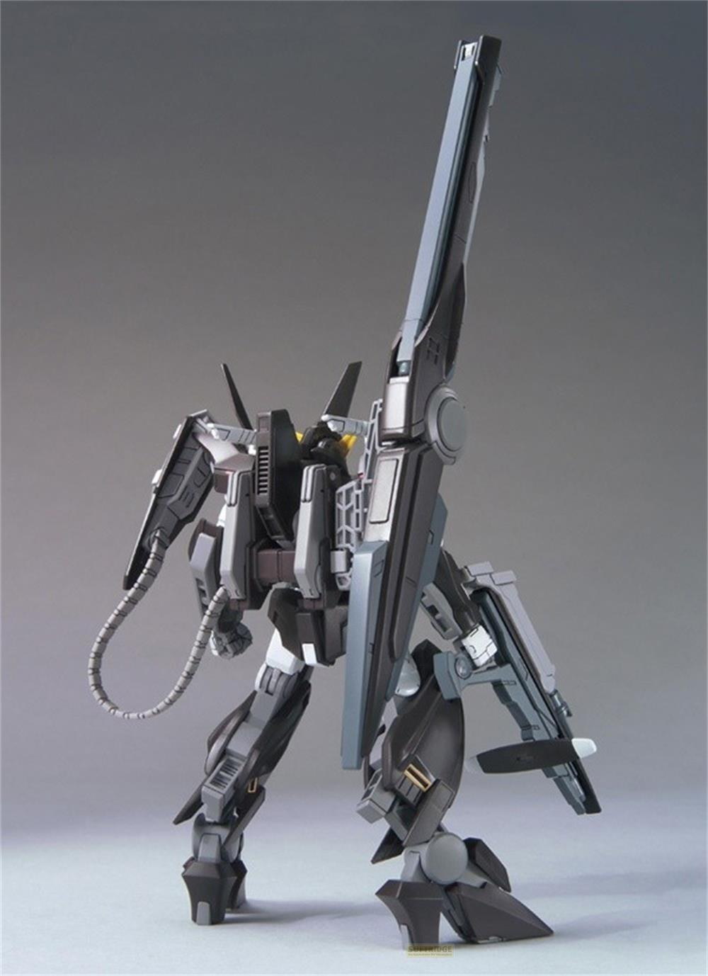 Rückansicht einer dunkelgrauen Mecha-Actionfigur mit großem Gewehr vor neutralem grauem Hintergrund.