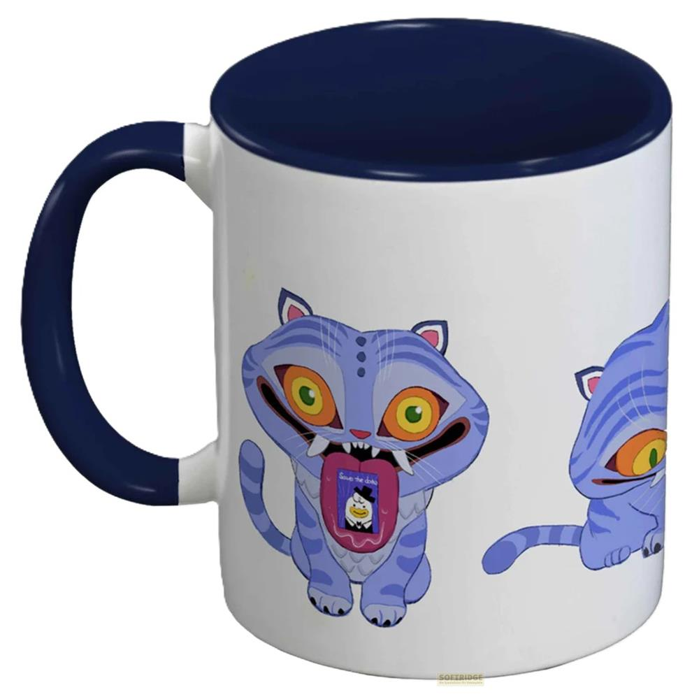 Eine weiße Keramiktasse mit blauem Henkel und Rand zeigt eine skurrile, lila gestreifte Katze mit breitem Grinsen.