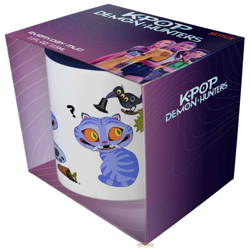 Eine Netflix K-Pop Demon Hunters Tasse mit einer blauen Katze und einem kleinen Vogel in lila Box.