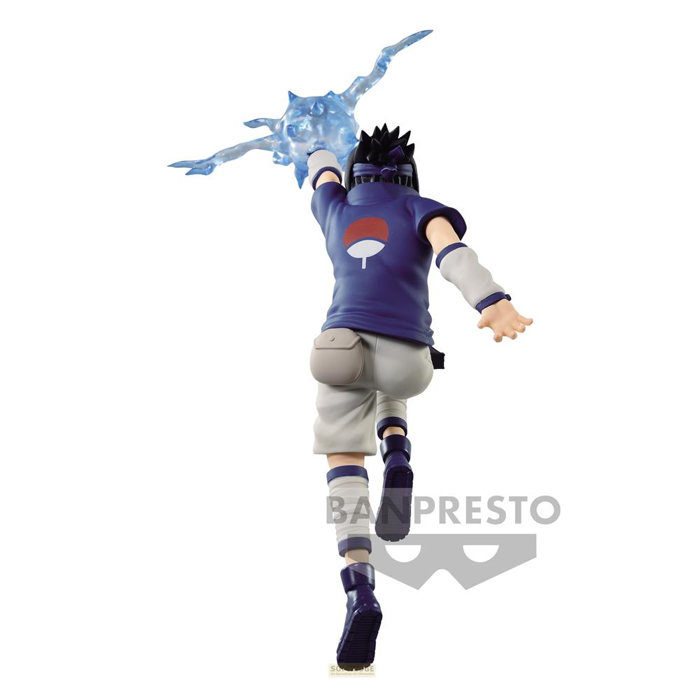 Eine Anime-Figur in blauer Kleidung springt nach oben und formt ein blaues Blitz-Chidori in ihrer Hand.