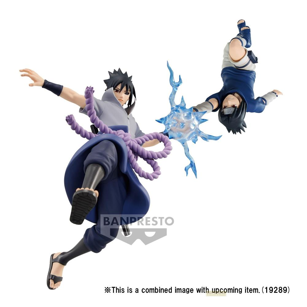 Zwei Sasuke Uchiha Actionfiguren in Kampfpose mit blauen Blitz-Effekten auf weißem Hintergrund.