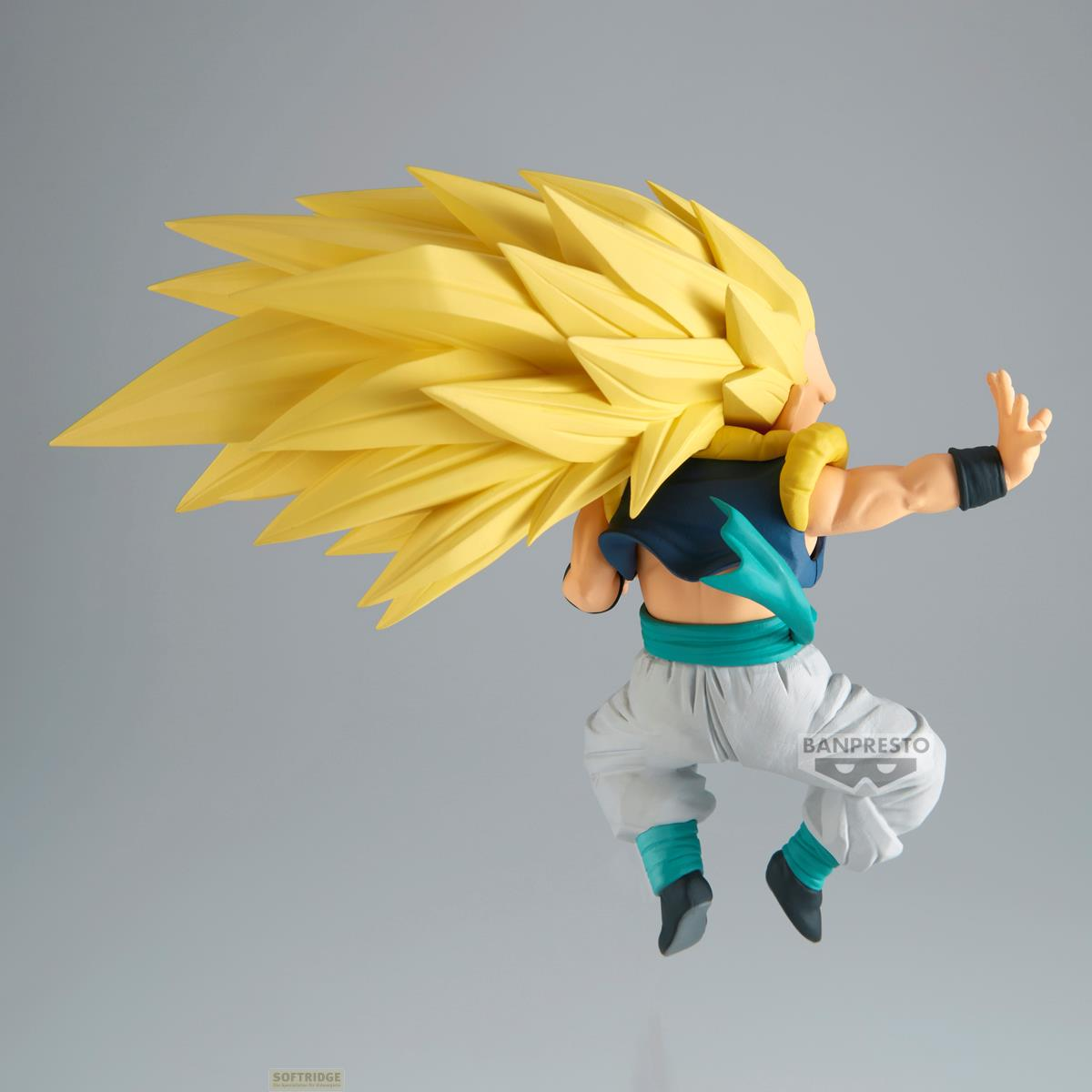 Figurka Super Saiyan 3 Gotenksa w powietrzu, z ogromnymi żółtymi włosami, ciemną kamizelką i białymi spodniami.