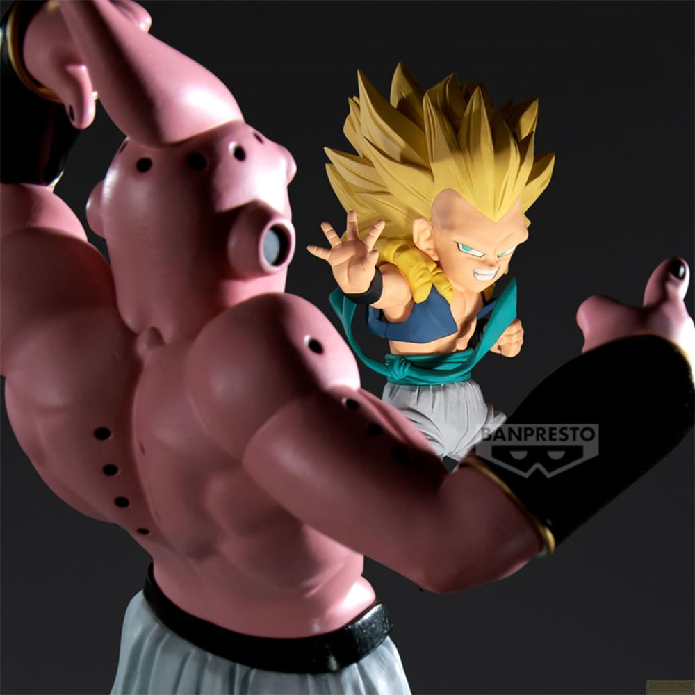 Różowa figurka Buu na pierwszym planie walczy z małym wojownikiem Super Saiyan w dynamicznej pozie.