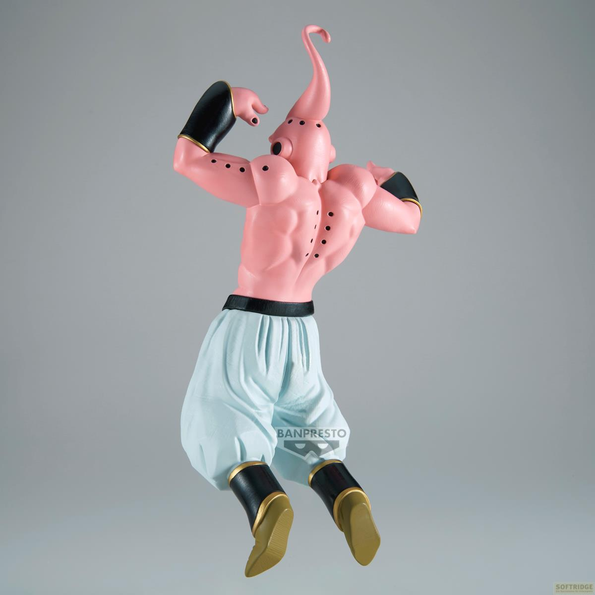 Różowa figurka akcji Majin Buu skacze w białych spodniach i czarnych mankietach na szarym tle.