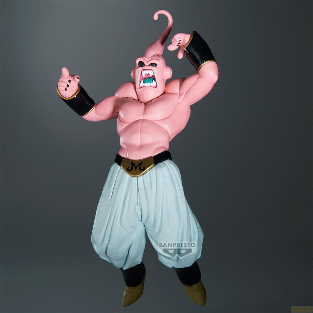 Figurka Majin Buu z Dragon Ball, różowa skóra, białe spodnie i czarne opaski na nadgarstki, szare tło.