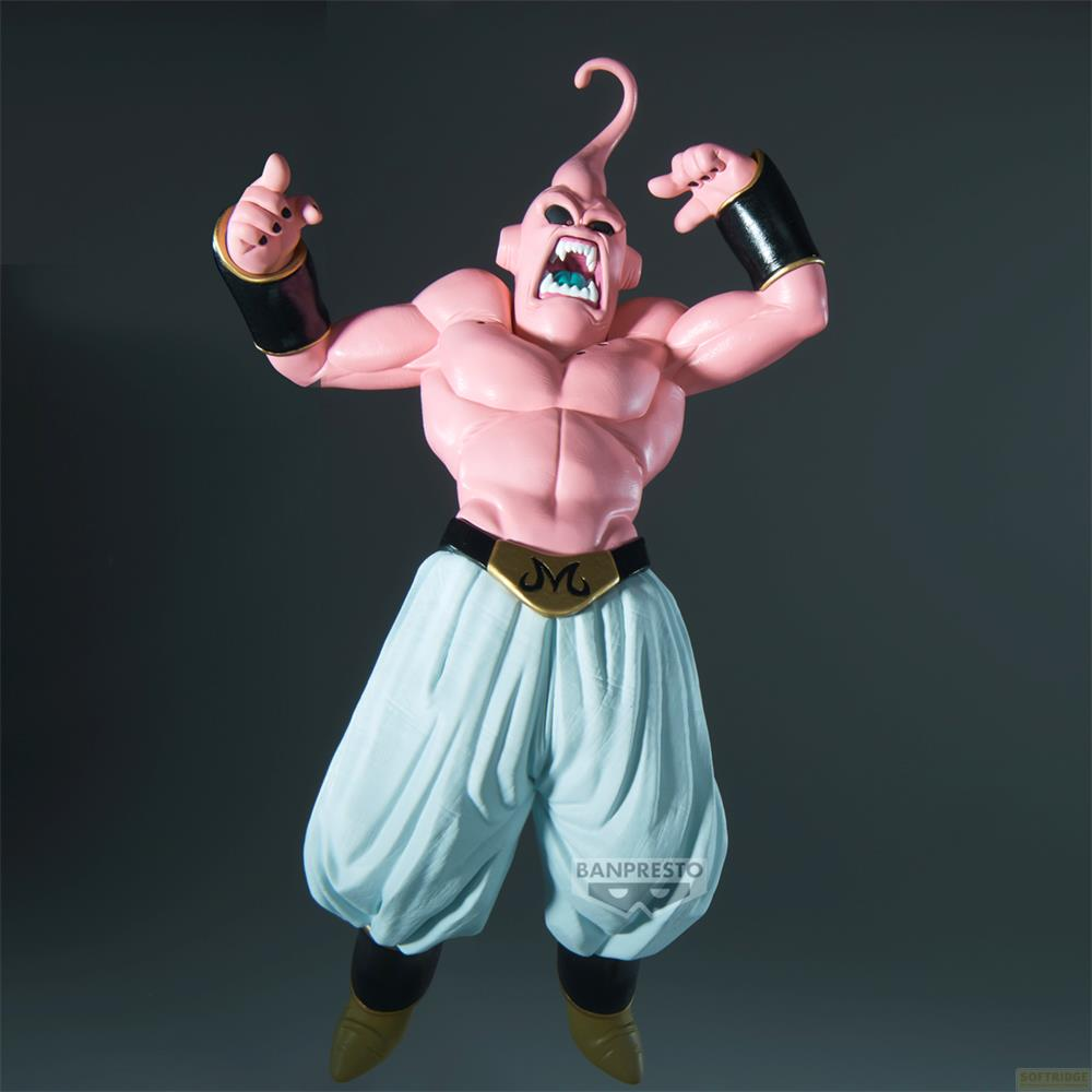 Muskularna różowa figurka Majin Buu szeroko uśmiechnięta, z czarnymi opaskami i jasnoniebieskimi spodniami.