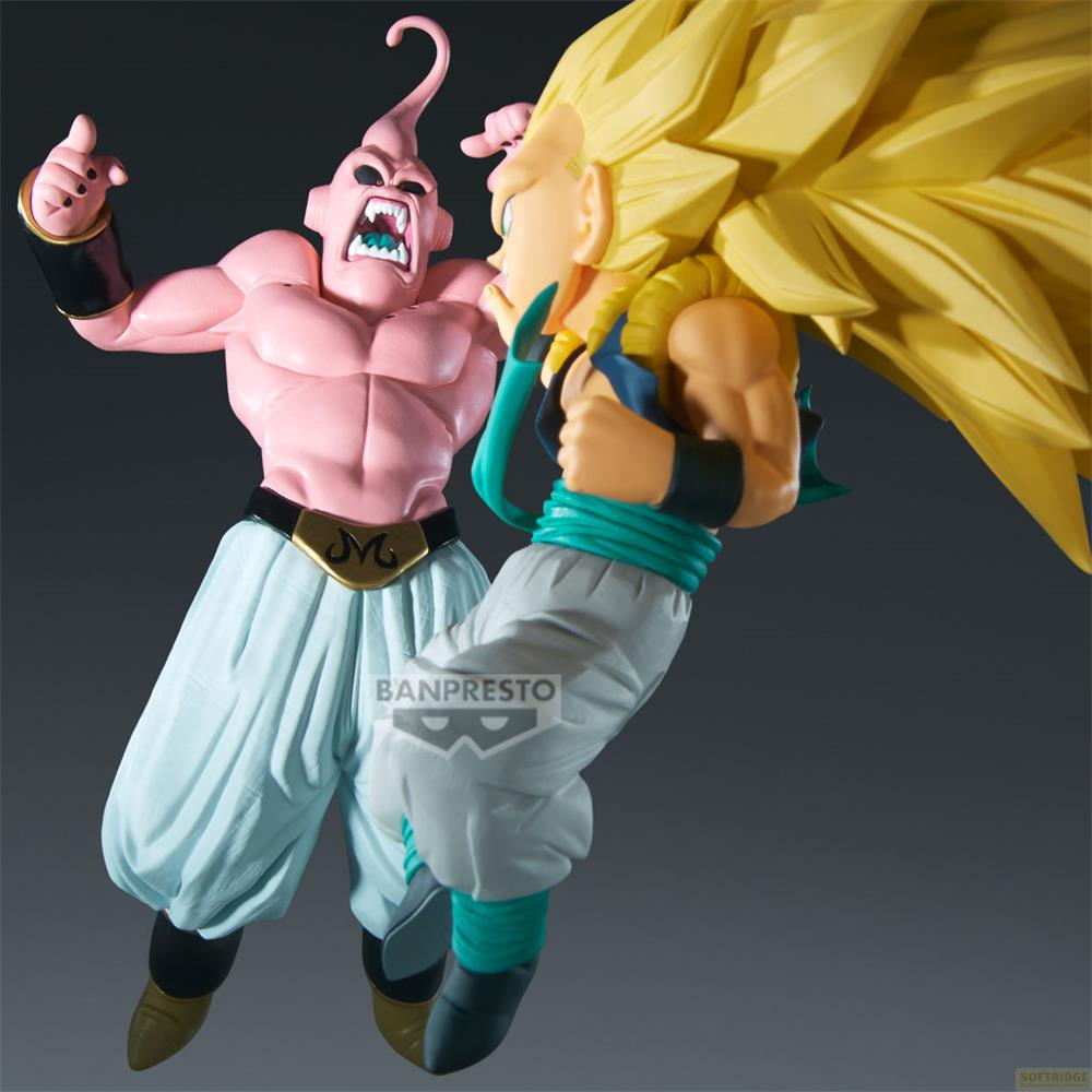 Figurki akcji Super Buu i Super Saiyan 3 Gotenksa walczące w powietrzu.