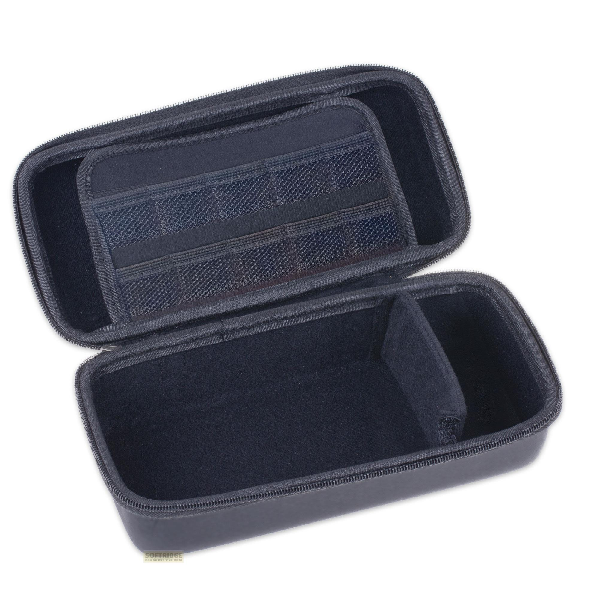 Eine offene schwarze Aufbewahrungsbox mit Netztasche im Deckel und Trennwand im Hauptfach.