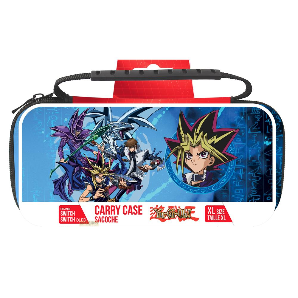 Yu-Gi-Oh XL-Tragetasche für Switch mit blauen Charaktergrafiken und schwarzem Griff auf weißem Hintergrund.