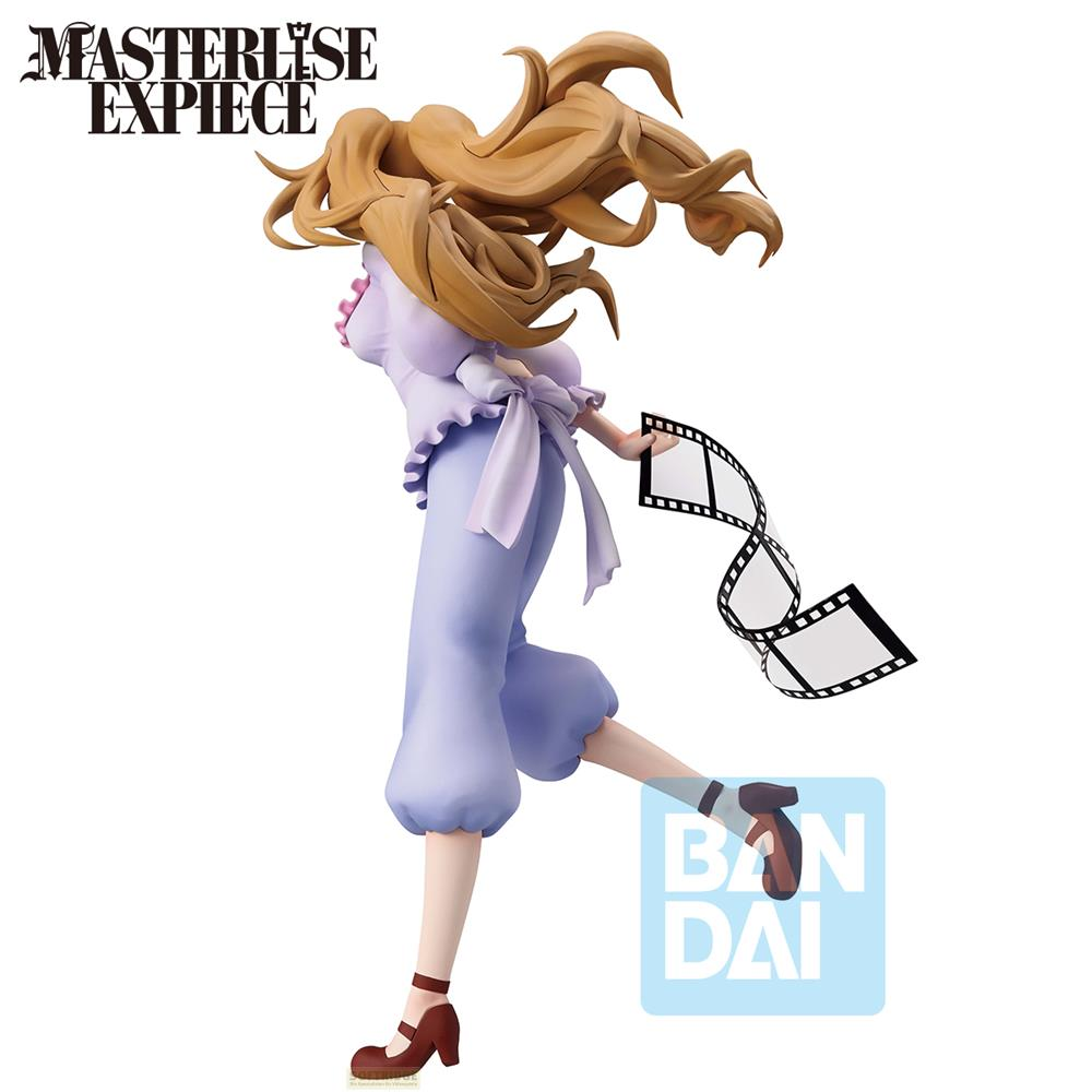 Eine Anime-Figur in lilafarbenem Outfit hält einen Filmstreifen, mit fliegenden Haaren und Bandai-Logo.