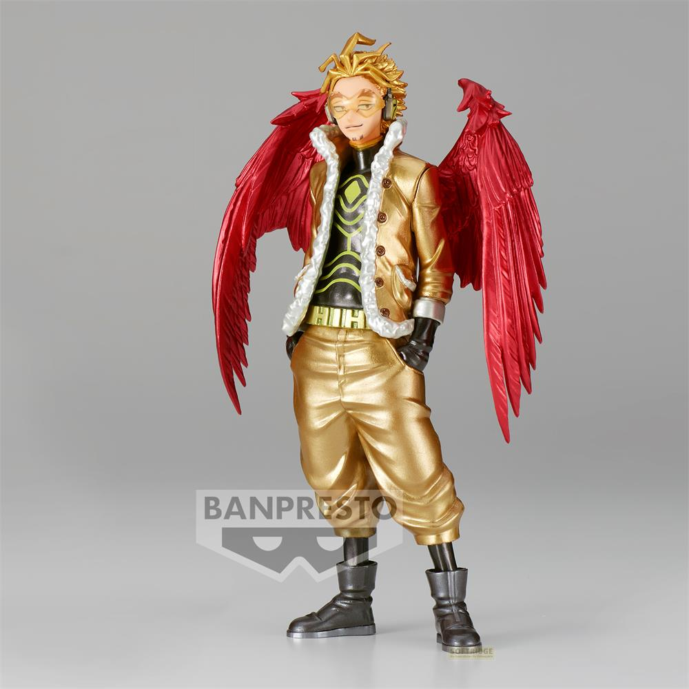 Figur von Hawks aus My Hero Academia mit goldenem Outfit und großen roten Flügeln vor grauem Hintergrund.