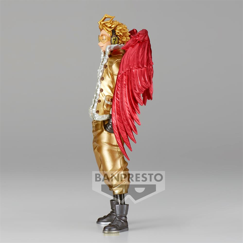 Profilansicht einer Anime-Figur mit stacheligem blondem Haar, Gold-Weiß-Outfit, großen roten Flügeln und dunklen Stiefeln.