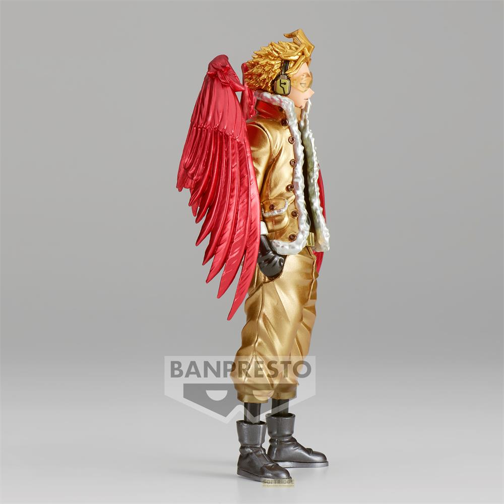 Seitenansicht einer Anime-Figur mit stacheligem blonden Haar, großen roten Flügeln, Goldjacke und schwarzen Stiefeln.