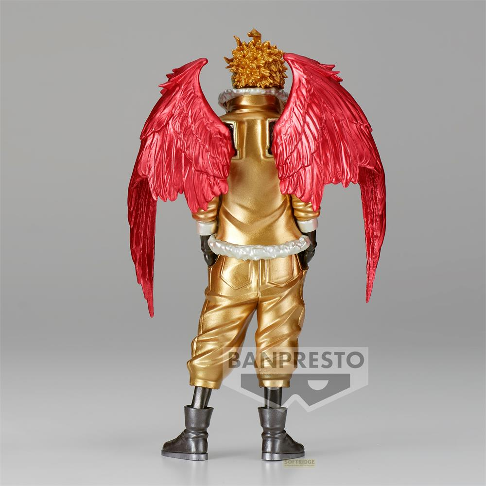Rückansicht einer gold gekleideten Anime-Figur mit großen roten Flügeln, stacheligen Haaren und schwarzen Stiefeln.