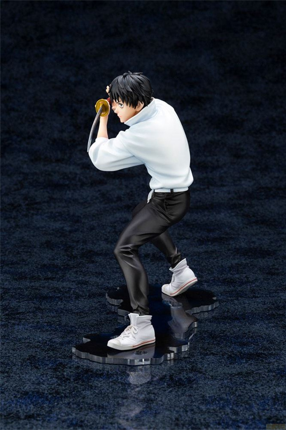 Eine Anime-Figur in weißem Hemd und schwarzer Hose zieht ein Schwert auf dunklem Sockel.
