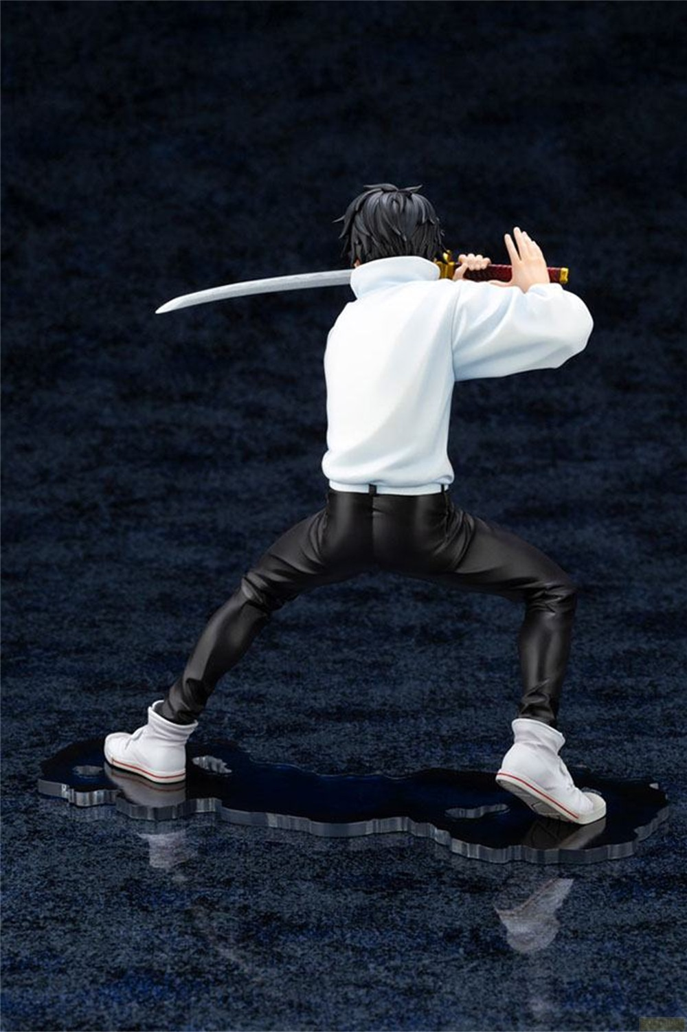 Eine Anime-Figur in weißem Pullover und schwarzer Hose hält eine Klinge bereit auf dunklem Grund.