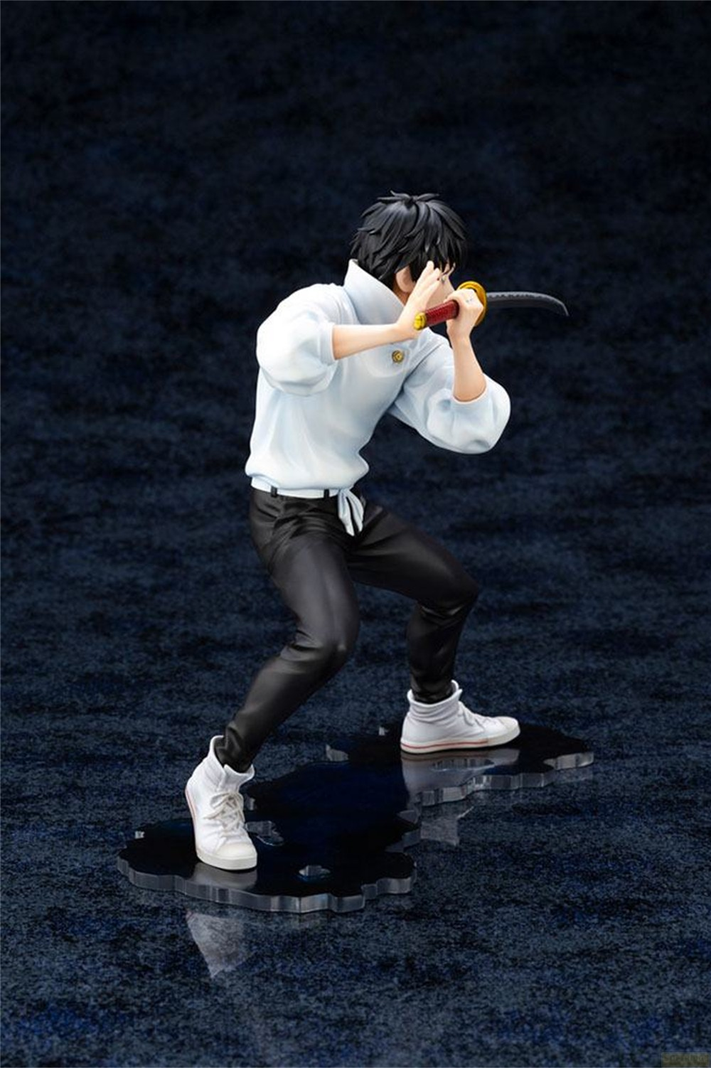 Eine Anime-Figur in weißem Pullover und schwarzen Hosen hält kampfbereit ein Schwert.