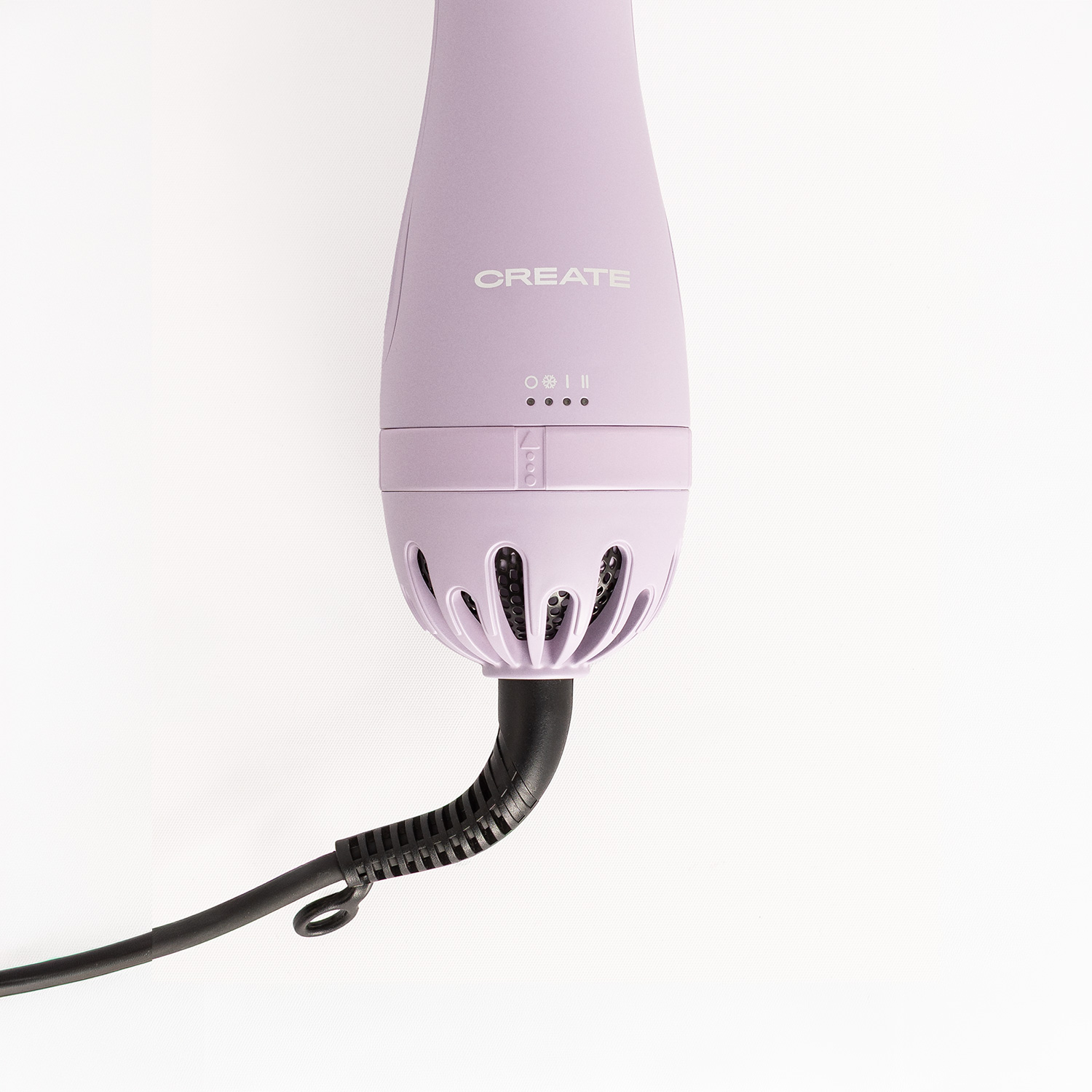 Un secador de pelo morado con cable negro sobre fondo blanco.