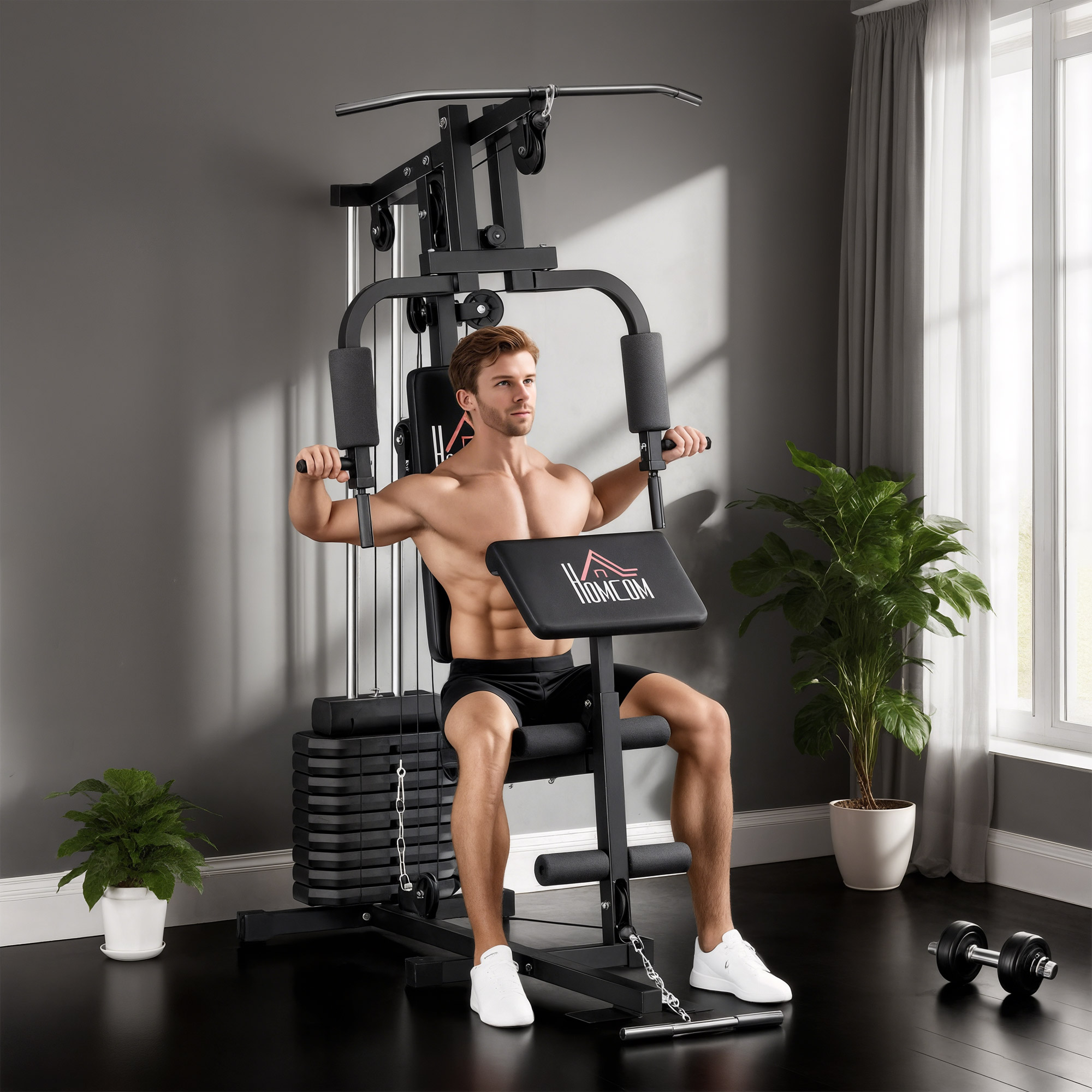 Un hombre musculoso usa una máquina de gimnasio multifunción negra en una habitación luminosa.