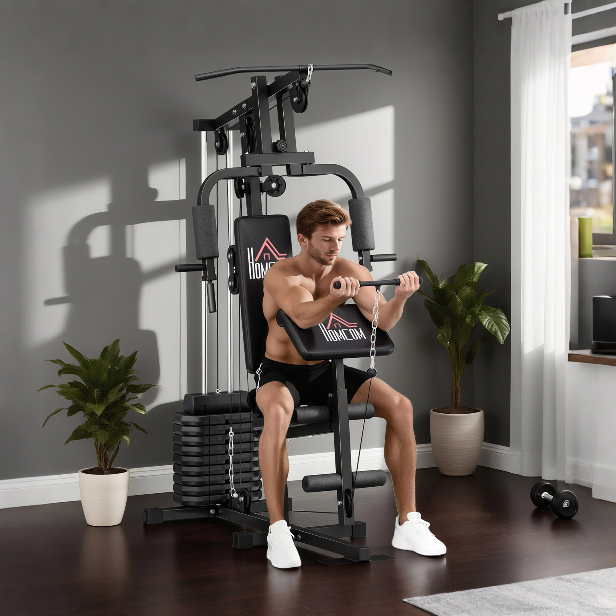 Un hombre hace ejercicio en una máquina de gimnasio múltiple negra en una habitación con plantas y suelo de madera.