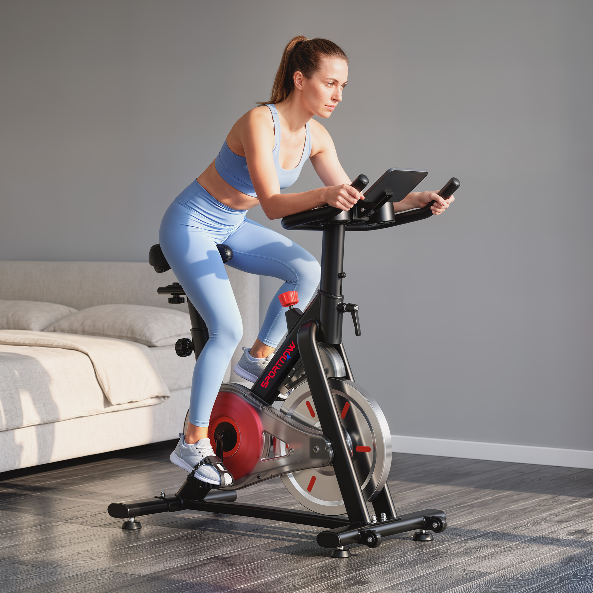 Una mujer con ropa deportiva azul hace ejercicio en una bicicleta estática negra en una habitación.