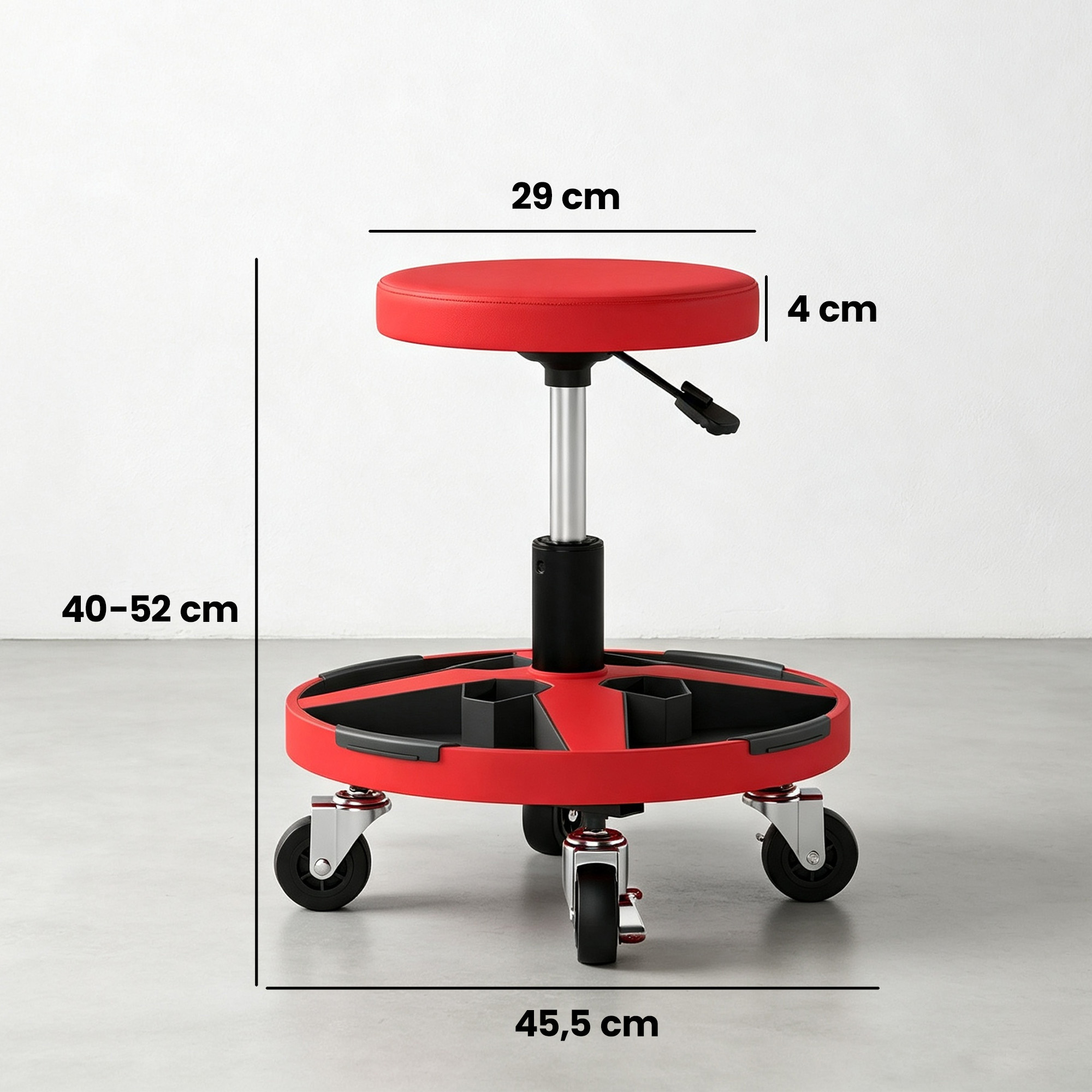Un taburete de taller rojo con ruedas y bandeja de almacenamiento, con indicadores de dimensiones.
