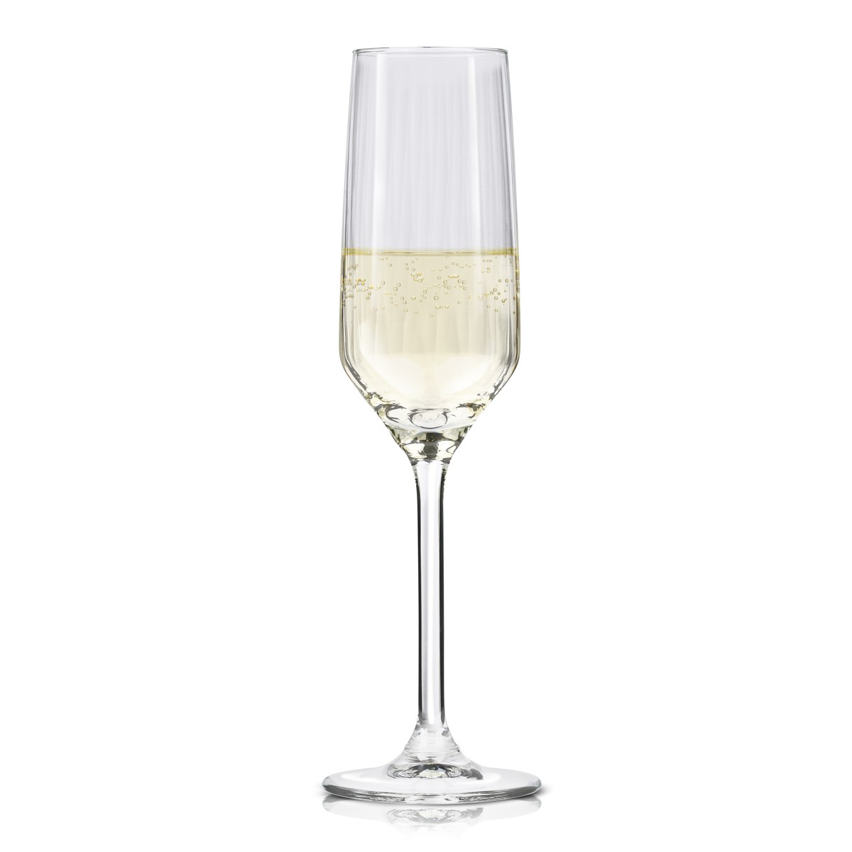 Ein elegantes Sektglas mit vertikalen Rillen, gefüllt mit perlenden Schaumwein auf weißem Hintergrund.