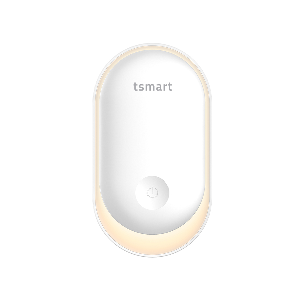 Yumuşak sarı ışıklı, "tsmart" markalı ve yuvarlak güç düğmeli beyaz, oval şekilli bir gece lambası.