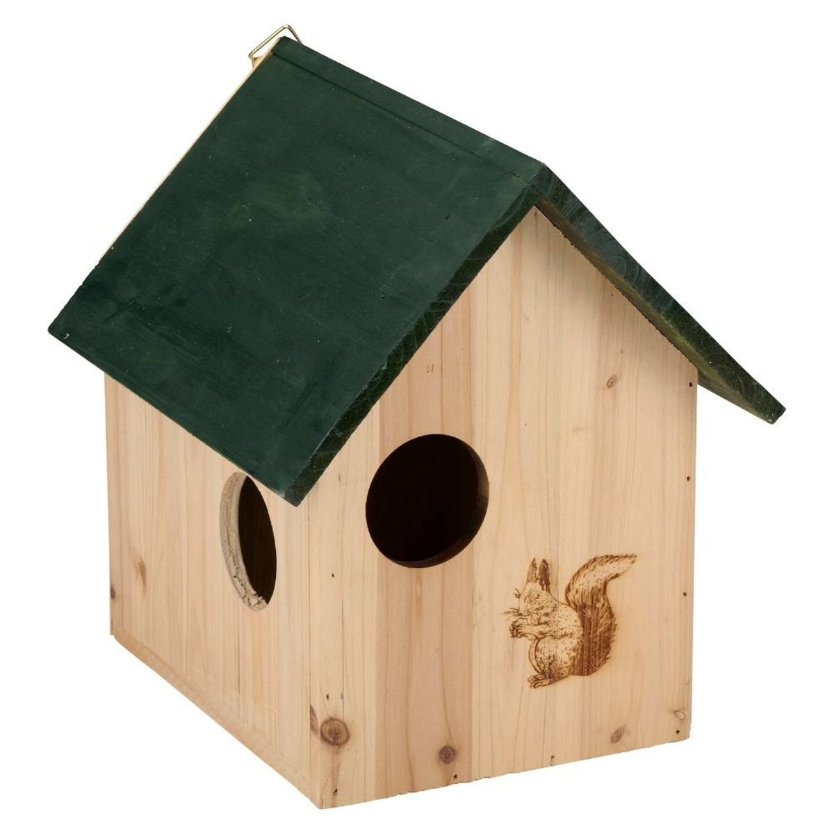 Ein hölzernes Vogelhaus mit einem dunkelgrünen Dach und einem eingekratzten Eichhörnchen, weißer Hintergrund.