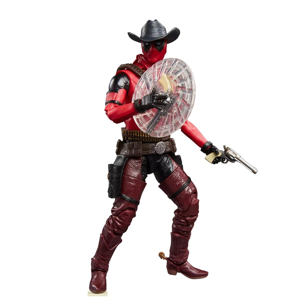 Figura de acción de Deadpool como vaquero con sombrero, escudo y revólver sobre fondo blanco.