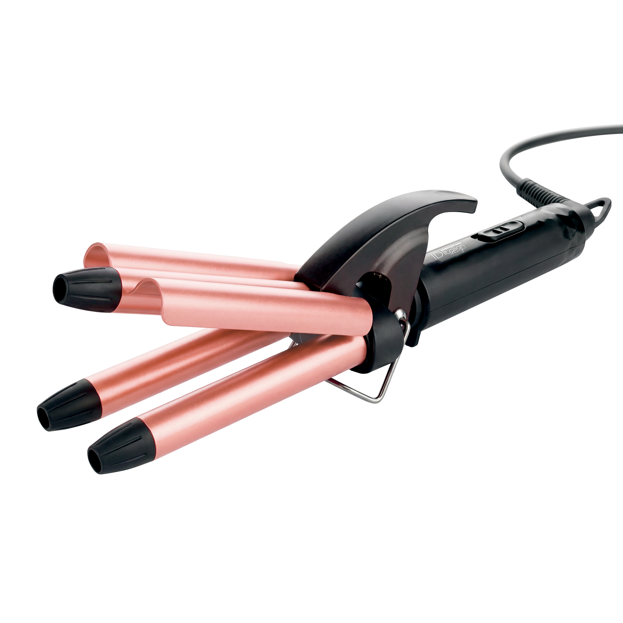 Una tenacilla de triple tubo en oro rosa y negro con cable de alimentación negro sobre fondo blanco.