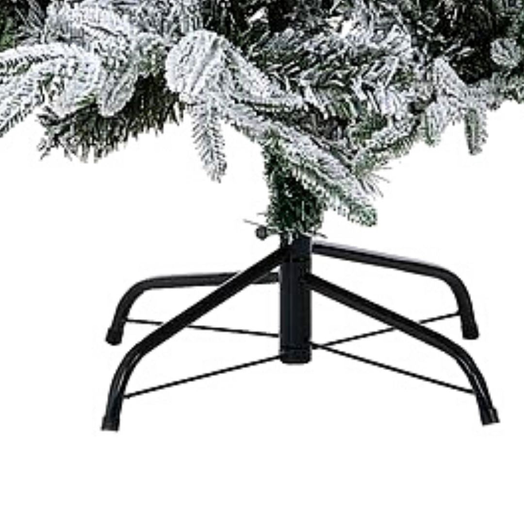Tronco de árbol de Navidad nevado montado en un soporte de metal negro de cuatro patas sobre un fondo blanco.