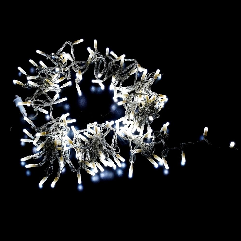 Una serie de luces navideñas blancas y cálidas brilla intensamente sobre un fondo negro.