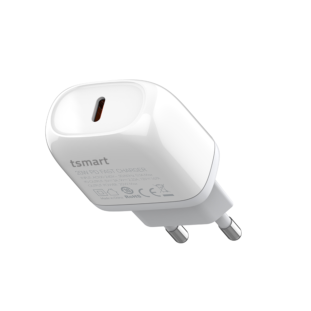 Beyaz arkaplanda tek USB-C bağlantı noktası ve iki fiş pimine sahip beyaz tsmart 20W PD hızlı şarj cihazı.