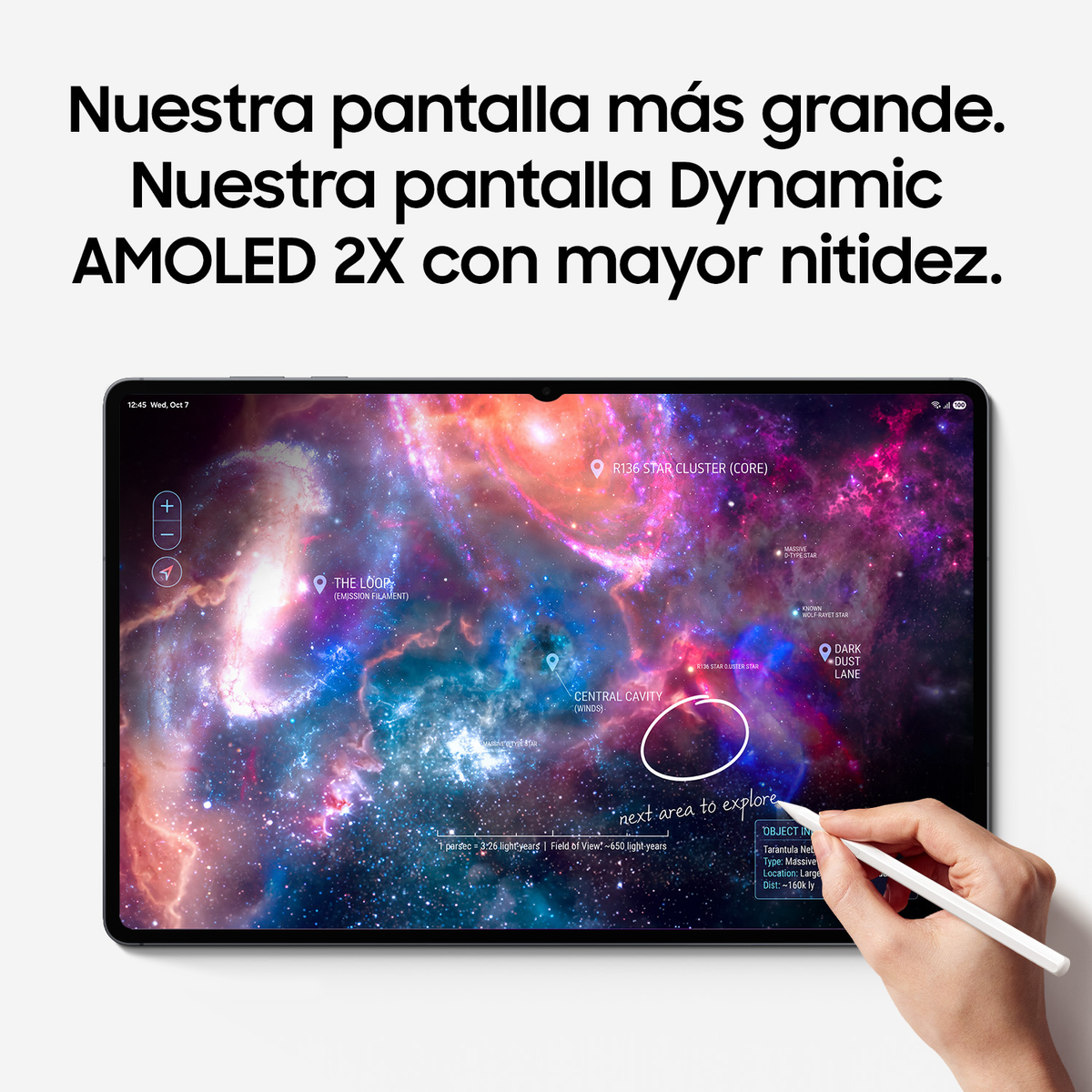 Una tableta con una imagen espacial vibrante en la pantalla, interactuando con un lápiz óptico.