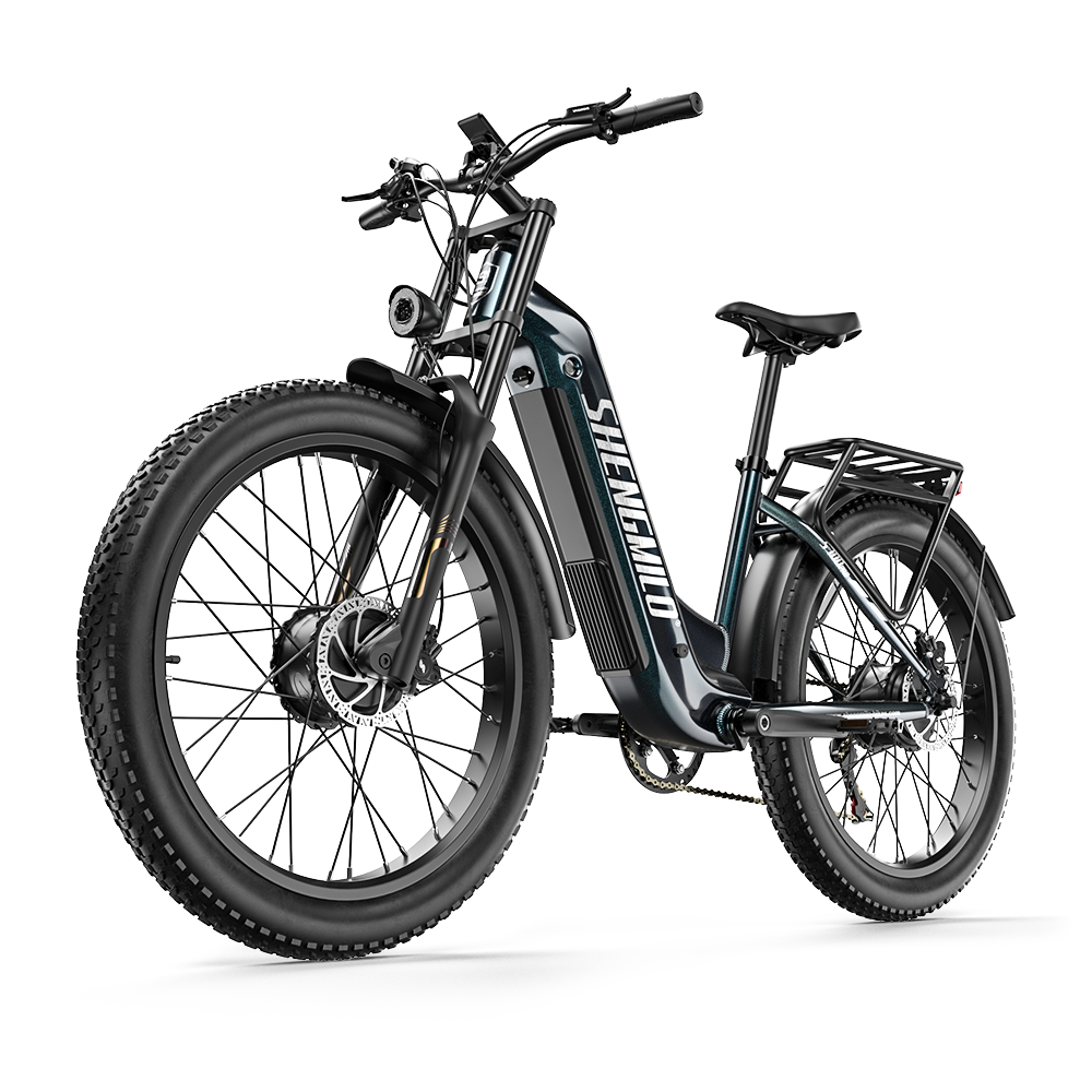 Ein schwarzes Elektrofahrrad mit dicken Reifen, Gepäckträger und Shengmilo-Schriftzug auf weißem Hintergrund.