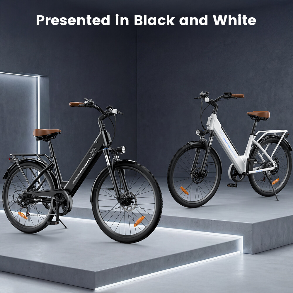 Ein schwarzes und ein weißes Elektrofahrrad mit braunen Sitzen auf beleuchteten Podesten.