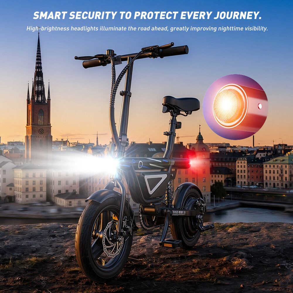 Ein schwarzes E-Bike steht auf felsigem Boden mit leuchtendem Scheinwerfer vor einer Stadtsilhouette bei Sonnenuntergang.