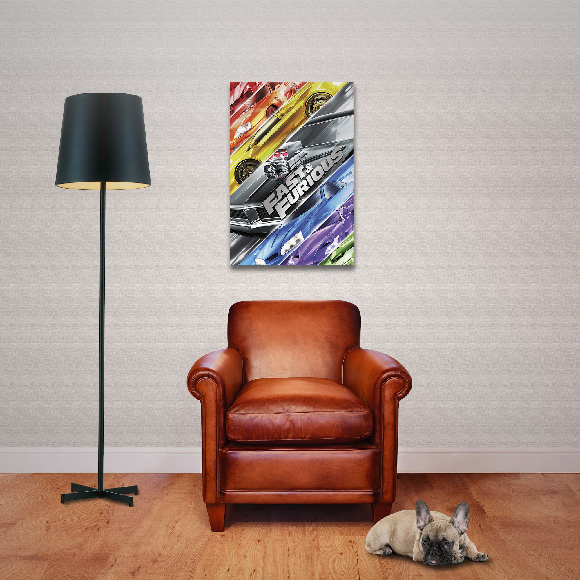 Ein Ledersessel steht vor einer hellen Wand mit einem Auto-Poster, einer Stehlampe links und einem Hund am Boden.