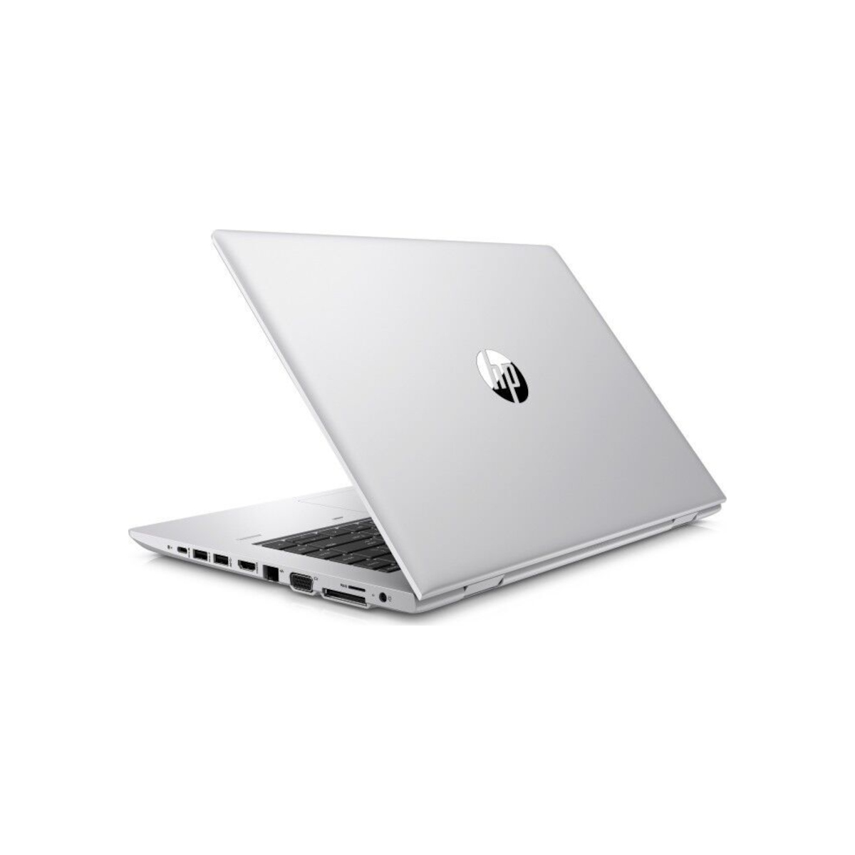 Ein silberner HP Laptop steht auf weißem Grund, mit Blick auf die Rückseite und Anschlüsse an der Seite.