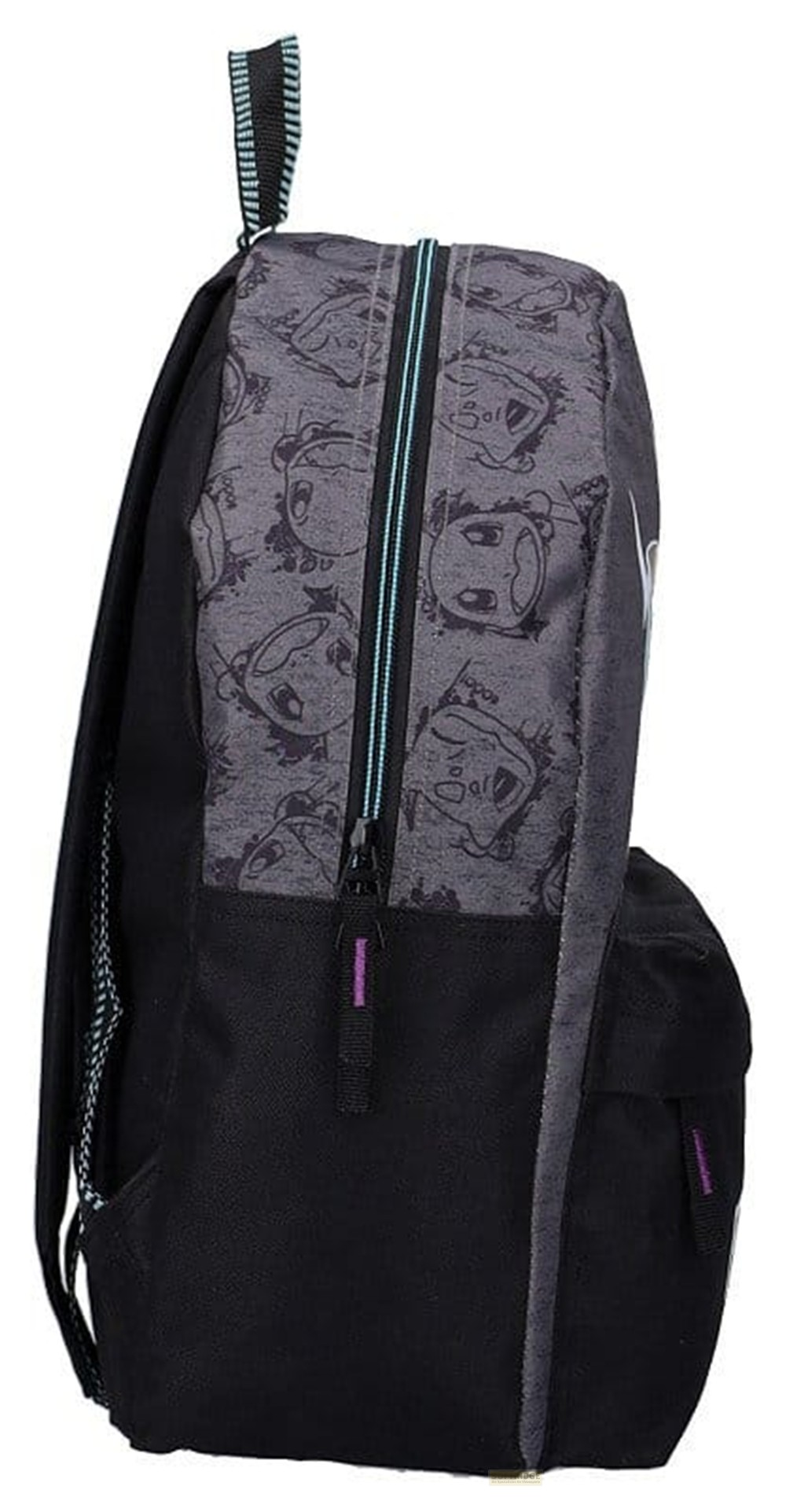 Seitenansicht eines grauen und schwarzen Rucksacks mit Cartoon-Muster, Reißverschlüssen und Tragegriff auf weiß.